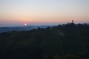 Sonnenaufgang über Castiglione Tinella.